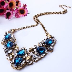 Luxurious Emerald Geometric Gemstone Statement Necklace